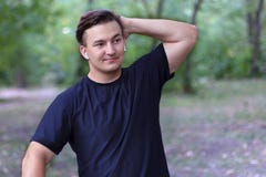 Разочарованный молодой кавказский человек кладет руку на голову, что-то идет неправильно, осложненные сожаления или грустное выра стоковое фото Разочарованный молодой кавказский человек кладет руку на голову, что-то идет неправильно, осложненные сожаления или грустное выра стоковое фото