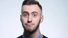 Разочарованный молодой человек на эмоциях предпосылки белизны Концепция эмоций видеоматериал Разочарованный молодой человек на эмоциях предпосылки белизны Концепция эмоций видеоматериал