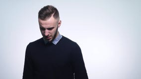 Разочарованный молодой человек на эмоциях предпосылки белизны Концепция эмоций видеоматериал Разочарованный молодой человек на эмоциях предпосылки белизны Концепция эмоций видеоматериал