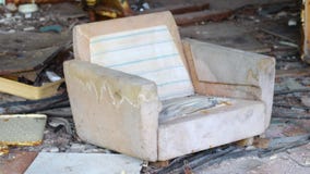 Разрушенная цепь софы в город-привидении Pripyat отказалась от зоны Чернобыль офиса Разрушенная цепь софы в город-привидении Pripyat отказалась от зоны Чернобыль офиса