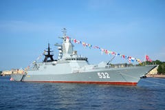 Ракета Корвет Boykiy в реке Neva перед торжествами Дня ВОЕННО-МОРСКОГО Флотаа святой petersburg стоковое изображение rf Ракета Корвет Boykiy в реке Neva перед торжествами Дня ВОЕННО-МОРСКОГО Флотаа святой petersburg стоковое изображение rf