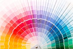 Раскройте каталог цветов образца Pantone. стоковые изображения rf Раскройте каталог цветов образца Pantone. стоковые изображения rf