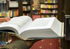 Раскройте книгу в bookstore стоковые изображения Раскройте книгу в bookstore стоковые изображения