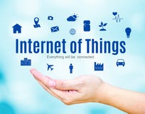 Раскройте руку с интернетом вещей (IoT) слова и значка на голубой предпосылке нерезкости стоковое изображение Раскройте руку с интернетом вещей (IoT) слова и значка на голубой предпосылке нерезкости стоковое изображение