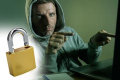 Раскрытая смесь padlock с молодым опасным и умелым хакером manprogramming на пароле системы ноутбука треская внутри стоковые изображения Раскрытая смесь padlock с молодым опасным и умелым хакером manprogramming на пароле системы ноутбука треская внутри стоковые изображения