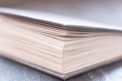 Раскрытый конец книги вверх Всход макроса, селективный фокус стоковое фото Раскрытый конец книги вверх Всход макроса, селективный фокус стоковое фото