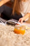 Раскрытый стеклянный опарник с сладостным вареньем абрикоса на поле стоковые фото Раскрытый стеклянный опарник с сладостным вареньем абрикоса на поле стоковые фото