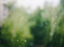Расплывчатые дождевые капли на предпосылке конспекта стекла окна стоковые фото Расплывчатые дождевые капли на предпосылке конспекта стекла окна стоковые фото