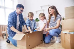 Распаковывающ Moving коробки восторженно стоковое фото rf Распаковывающ Moving коробки восторженно стоковое фото rf