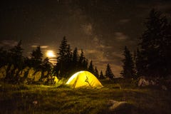 Располагаться лагерем под milkyway стоковое изображение Располагаться лагерем под milkyway стоковое изображение