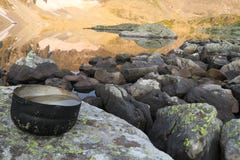 Располагаясь лагерем бак с водой на заднем плане отражения зеркала го стоковая фотография rf Располагаясь лагерем бак с водой на заднем плане отражения зеркала го стоковая фотография rf