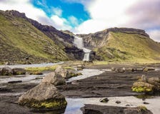 2-расположенный ярусами водопад Ofaerufoss в большей борозде вулканического каньона Eldgja в солнечной погоде стоковое изображение rf 2-расположенный ярусами водопад Ofaerufoss в большей борозде вулканического каньона Eldgja в солнечной погоде стоковое изображение rf