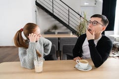 Расстроенные грустные пары думают о проблем отношения, внимательные пары после ссоры потеряли в мыслях, расстроенных любовниках стоковые изображения rf Расстроенные грустные пары думают о проблем отношения, внимательные пары после ссоры потеряли в мыслях, расстроенных любовниках стоковые изображения rf