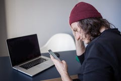Расстроенный потребитель места вызывает поддержку Развитие и работа в Интернете, телефонный звонок стоковая фотография Расстроенный потребитель места вызывает поддержку Развитие и работа в Интернете, телефонный звонок стоковая фотография
