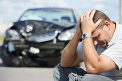 Расстроенный человек после автокатастрофы Расстроенный человек после автокатастрофы
