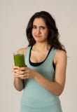 Расточка женщины красивых молодых спорт латинская диеты держа зеленый smoothie в нелюбов стоковая фотография rf Расточка женщины красивых молодых спорт латинская диеты держа зеленый smoothie в нелюбов стоковая фотография rf