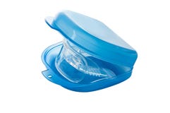 Расчалки Inivisalign или улыбка aligner красивая и белые зубы стоковые изображения rf Расчалки Inivisalign или улыбка aligner красивая и белые зубы стоковые изображения rf