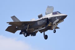 Реактивный самолет молнии II RAF Lockheed F-35 стоковое фото rf Реактивный самолет молнии II RAF Lockheed F-35 стоковое фото rf