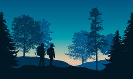 Реалистическая иллюстрация ландшафта с coniferous и лиственным лесом и небом утра голубым с восходящим солнцем 2 hikers ? иллюстрация штока Реалистическая иллюстрация ландшафта с coniferous и лиственным лесом и небом утра голубым с восходящим солнцем 2 hikers ? иллюстрация штока