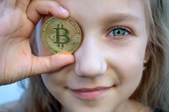 Ребенк девушки с зелеными глазами держа деньги bitcoin цифровые Концепция легкого bitcoin инвестируя и торгуя стоковые изображения Ребенк девушки с зелеными глазами держа деньги bitcoin цифровые Концепция легкого bitcoin инвестируя и торгуя стоковые изображения