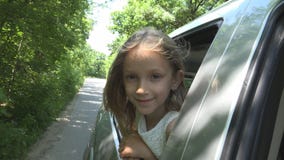 Ребенк путешествуя на автомобиле, сторона ребенка смотря вне окно, девушку восхищая природу стоковое изображение Ребенк путешествуя на автомобиле, сторона ребенка смотря вне окно, девушку восхищая природу стоковое изображение