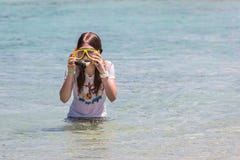 Ребенок подготавливая нырнуть в ясное море стоковое фото rf Ребенок подготавливая нырнуть в ясное море стоковое фото rf