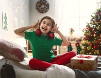 Ребенок с настоящим моментом xmas стоковое изображение rf Ребенок с настоящим моментом xmas стоковое изображение rf