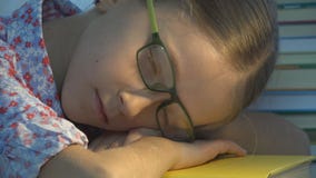 Ребенок спать, уставший портрет Eyeglasses девушки глаз, очень читая, изучать ребенк стоковые изображения rf Ребенок спать, уставший портрет Eyeglasses девушки глаз, очень читая, изучать ребенк стоковые изображения rf