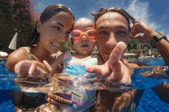 ребенок учит swim к стоковые изображения rf ребенок учит swim к стоковые изображения rf