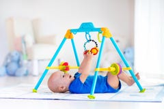 Ребёнок на циновке игры Ребенок играя в спортзале стоковое изображение Ребёнок на циновке игры Ребенок играя в спортзале стоковое изображение