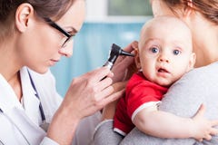 Ребёнок доктора рассматривая с otoscope