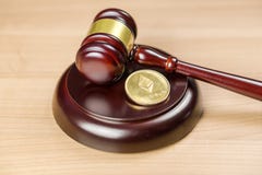 Регулировка Ethereum Монетка и молоток ETH секретная на столе стоковые изображения Регулировка Ethereum Монетка и молоток ETH секретная на столе стоковые изображения