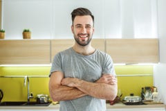 Режим человека холостяка ежедневный в концепции образа жизни кухни одиночной пересек оружия Стоковая Фотография Режим человека холостяка ежедневный в концепции образа жизни кухни одиночной пересек оружия Стоковая Фотография