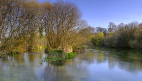 Река Itchen весной на Ovington, Хемпшире, Великобритании стоковое изображение Река Itchen весной на Ovington, Хемпшире, Великобритании стоковое изображение