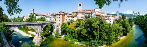 Река Natisone моста ` s дьявола панорамы Cividale del Friuli Форума Iulii стоковое изображение rf Река Natisone моста ` s дьявола панорамы Cividale del Friuli Форума Iulii стоковое изображение rf