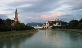 Река Salzach с церковью Christuskirche Христоса на левой стороне и крепостью Hohensalzburg на праве Австралия salzburg стоковое изображение rf Река Salzach с церковью Christuskirche Христоса на левой стороне и крепостью Hohensalzburg на праве Австралия salzburg стоковое изображение rf