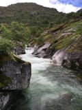 Река Whitewater пропуская от горы стоковые изображения rf Река Whitewater пропуская от горы стоковые изображения rf