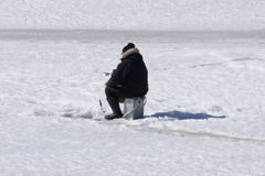 Река рыбной ловли зимы, озеро около леса в льде Рыболовы, Fishermens во время ваших любимых часов досуга С местом для текста, для стоковое фото Река рыбной ловли зимы, озеро около леса в льде Рыболовы, Fishermens во время ваших любимых часов досуга С местом для текста, для стоковое фото