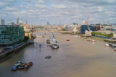 Река Темза в городе Лондона с HMS Белфастом стоковые изображения Река Темза в городе Лондона с HMS Белфастом стоковые изображения