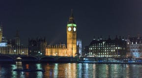 Река Темза с большим Бен и парламент Великобритании на ноче стоковые фотографии rf Река Темза с большим Бен и парламент Великобритании на ноче стоковые фотографии rf