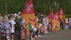 Реле факела людей ждать огня с пламенем мира перед 2-ыми европейскими играми 2019 в МИНСКЕ BOBRUISK, БЕЛАРУСЬ 06 сток-видео Реле факела людей ждать огня с пламенем мира перед 2-ыми европейскими играми 2019 в МИНСКЕ BOBRUISK, БЕЛАРУСЬ 06 сток-видео