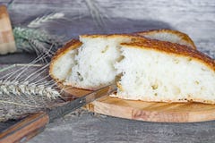 Ремесленник handmade, шестк-испеченные хлебцы белого хлеба в дрожжах, стоковые фото Ремесленник handmade, шестк-испеченные хлебцы белого хлеба в дрожжах, стоковые фото