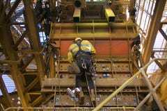 Ремни безопасности мужского работника индустрии доступа веревочки нося, смертная казнь через повешение шлема предохранения от пад стоковое фото rf Ремни безопасности мужского работника индустрии доступа веревочки нося, смертная казнь через повешение шлема предохранения от пад стоковое фото rf