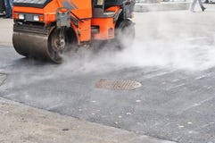 Ремонт дороги, compactor кладет асфальт Отремонтируйте мостоваую и класть новый асфальт стоковое фото rf Ремонт дороги, compactor кладет асфальт Отремонтируйте мостоваую и класть новый асфальт стоковое фото rf