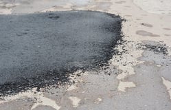 Ремонт дороги асфальта Отремонтируйте мостоваую и класть метод нового асфальта латая стоковые изображения rf Ремонт дороги асфальта Отремонтируйте мостоваую и класть метод нового асфальта латая стоковые изображения rf