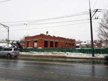 Ремонт и конструкция - дом кирпича под конструкцией и краном стоковые изображения Ремонт и конструкция - дом кирпича под конструкцией и краном стоковые изображения