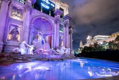 Реплика фонтана Trevi на гостинице дворца Caesars и казино на ноче - Лас-Вегас, Неваде, США стоковая фотография rf Реплика фонтана Trevi на гостинице дворца Caesars и казино на ноче - Лас-Вегас, Неваде, США стоковая фотография rf