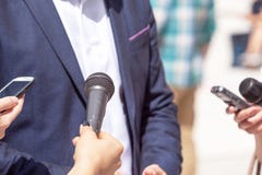 Репортеры делая интервью с предпринимателем, политиком или представителем стоковое изображение rf Репортеры делая интервью с предпринимателем, политиком или представителем стоковое изображение rf