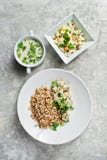 Ресторан шведского стола, вариант меню, Stroganoff говядины, зеленый салат и куриный суп Серая предпосылка, верхняя часть соперни стоковая фотография Ресторан шведского стола, вариант меню, Stroganoff говядины, зеленый салат и куриный суп Серая предпосылка, верхняя часть соперни стоковая фотография