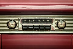 Ретро введенное в моду изображение старого автомобильного радиоприемника Ретро введенное в моду изображение старого автомобильного радиоприемника